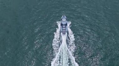 Miami, Florida, ABD - 22 Mayıs 2025: Sea motorboat. Yat denizde yüzüyor. Motorlu teknenin üst görüntüsü. Lüks tekne motorlu yat. Deniz manzaralı lüks bir yat var. Tekne ve yat turizmi..