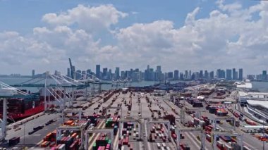 Miami, Florida, ABD - 22 Mayıs 2025: ihracat ve ithalat. Kargo yükleme işi. Miami limanında konteynır taşıyan kargo hizmetleri. Yük konteynırı kargosu. Miami Limanı. Konteynır portu yükleniyor.