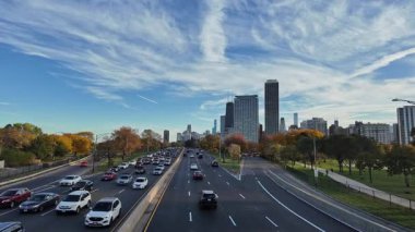 Chicago, Illinois, ABD - 24 Temmuz 2025: Otoyol trafiği. Autumn City otoyolu. Şehir trafiği. Arabalı yol. Şehir yolu araba dolu. Seyahat güzergahı. Şehir yolu otoyolu..