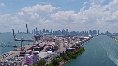 Miami, Florida, ABD - 22 Mayıs 2025 Miami manzaralı liman havasında kargo konteynırı. Yük konteynırı kargosu. Miami Limanı. Konteyner portu yükleniyor. İhraç ve ithalat. Kargo lojistik işi.