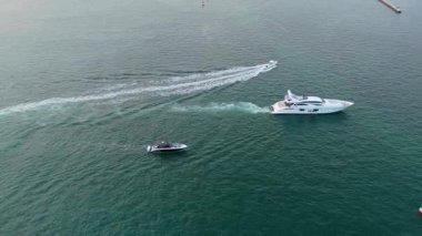 Miami, Florida, ABD - 11 Eylül 2025 Miami limanından ayrılan gemi, 4K. Deniz Gezisi Gezisinin Mucizesi. Yaz tatilinde gemi turu. Royal Karayipler Uluslararası yolcu gemisi. Gemi turu..