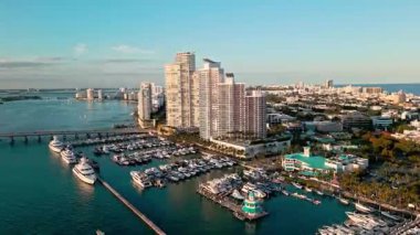 Yaz tatili. Marina hava manzarası. Yat limanı. Lüks güney sahil marinası. Güney sahilindeki Miami gökdeleninde. Lüks bir yat limanında. Sahil marinası ayarlanıyor. Miami lüks marinası.