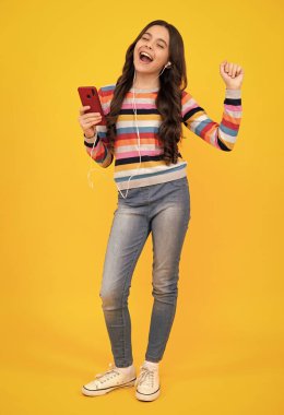 Genç bir çocuk cep telefonu kullanıyor, internette sohbet ediyor. Akıllı telefon için mobil uygulama. Çocuk yaşam tarzı konsepti