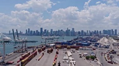 Miami, Florida, ABD - 22 Mayıs 2025: ihracat ve ithalat. Kargo yükleme işi. Miami limanında konteynır taşıyan kargo hizmetleri. Yük konteynırı kargosu. Miami Limanı. Konteynır portu yükleniyor.