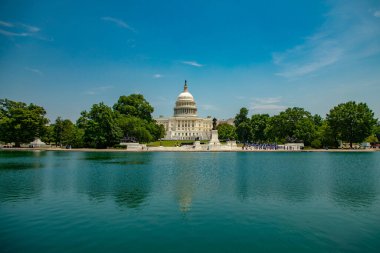 Meclis Binası. Washington, DC dönüm noktası. Kongre 'nin üstünde Amerikan bayrağı. Washington DC silueti. Washington 'daki Senato ve Meclis