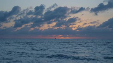 Deniz batımı ufku. Gün batımı bulutlu gökyüzü. Yaz tatilinde deniz manzarası. Deniz ufkuyla gökyüzü. Gemiyle Horizon gün doğumu denizi. Gün doğumu deniz manzarası. Romantik yaz tatili deniz manzarası.