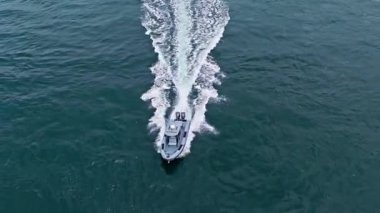 Miami, Florida, ABD - 22 Mayıs 2025: Sea motorboat. Yat denizde yüzüyor. Motorlu teknenin üst görüntüsü. Lüks tekne motorlu yat. Deniz manzaralı lüks bir yat var. Tekne ve yat turizmi..