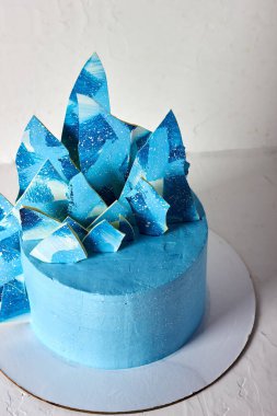 Beyaz arkaplanda mavi pasta