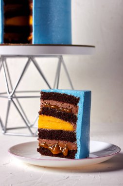 Pastayı kes. Bir dilim pasta, beyaz arka planda mavi pasta.