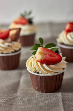 Çilek ve yabanmersinli kek.