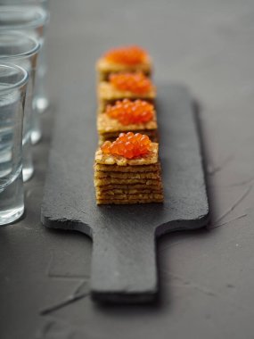 Havyarlı Rus gözlemeleri, votkayla servis edilir.