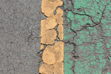 Eski kaldırımda çatlaklar var..