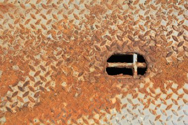 Demir zeminde kırmızı bir pas var..