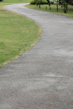 Bahçe yolları ve yeşil çimenler