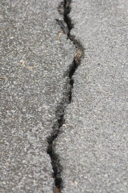 Yol tabanında çatlaklar var..