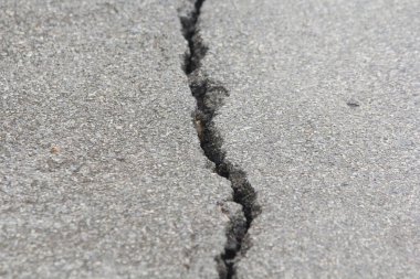 Yol tabanında çatlaklar var..