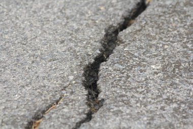 Yol tabanında çatlaklar var..