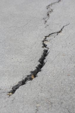 Yol tabanında çatlaklar var..