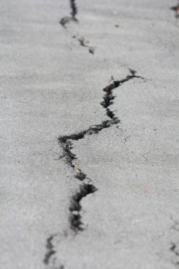 Yol tabanında çatlaklar var..
