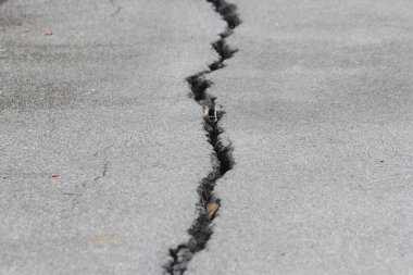Yol tabanında çatlaklar var..