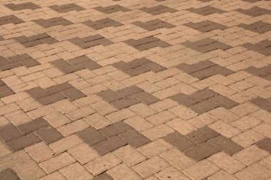 Parkta kırmızı tuğla zemin