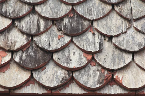 木造の屋根を持つ寺院パビリオン — ストック写真