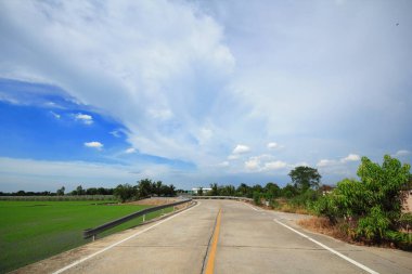 beton yol ve gökyüzü