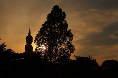 Gün batımı, tapınakta büyük Buda heykeli