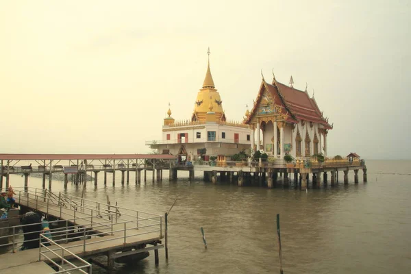 海の中のタイの寺院 — ストック写真