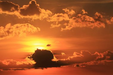 Akşam gökyüzündeki güneş batmak üzere.