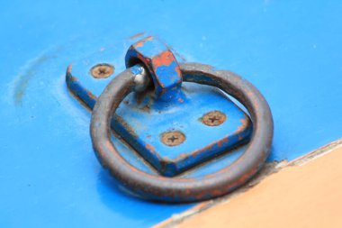 Nehirdeki demirleme ipleri.