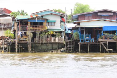 nehir kenarında eski ev