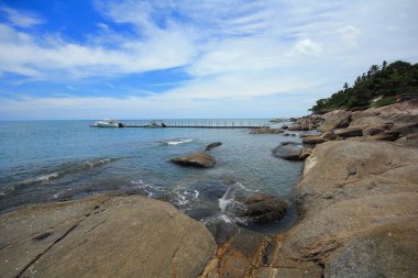 Kaya, deniz ve mavi gökyüzü