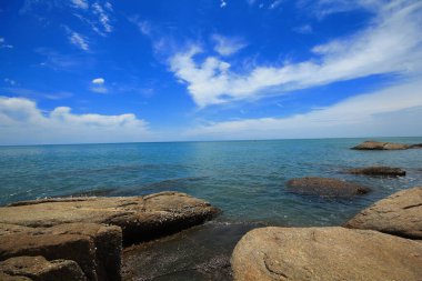 Kaya, deniz ve mavi gökyüzü