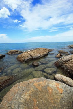 Kaya, deniz ve mavi gökyüzü