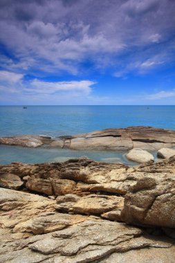 Kaya, deniz ve mavi gökyüzü