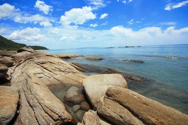 Felsen Meer Und Blauer Himmel — Stockfoto