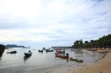 Sahile demir atmış küçük balıkçı tekneleri..