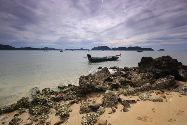 浜辺に係留されていた小型漁船 — ストック写真