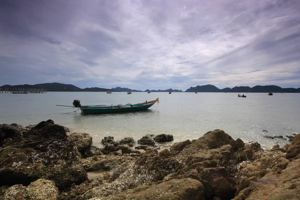 浜辺に係留されていた小型漁船 — ストック写真