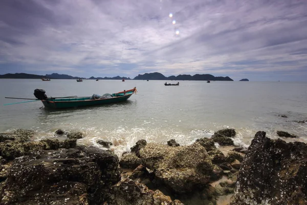 Pequenos Barcos Pesca Ancorados Praia — Fotografia de Stock