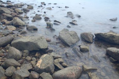 Deniz kıyısındaki kayalık sahil.