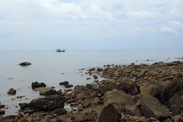 Playa Rocosa Junto Mar —  Fotos de Stock