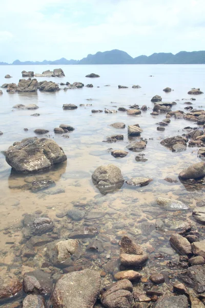 海のそばの岩のビーチ — ストック写真