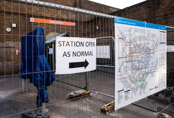 London, Büyük Britanya - 03 Şubat 2016: Bethnal Green tren istasyonu girişi.
