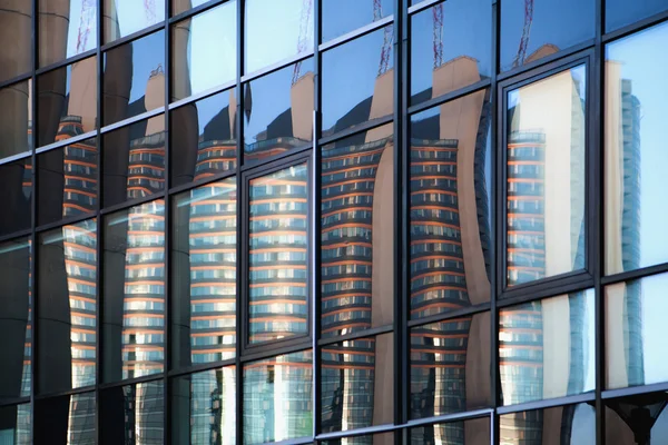 Reflejo rascacielos en ventanas . —  Fotos de Stock