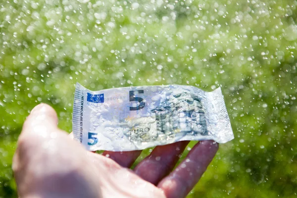 Lavado de dinero bajo la lluvia — Foto de Stock