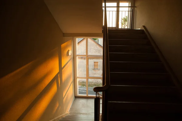 Lépcsőház apartman épület naplemente fény játszik a Stock Fotó