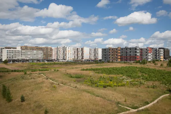 Gelecekteki inşaat için boş alan ile yeni ev bölgesinin