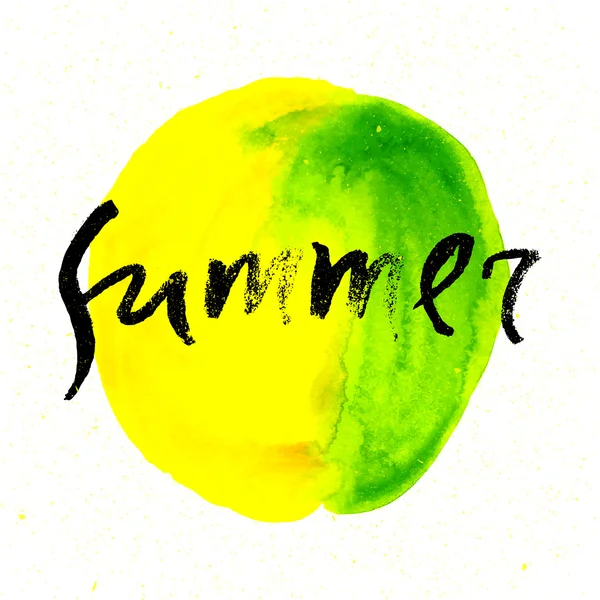 Affiche de design typographique moderne et élégant. Texte lettré à la main "Summer" sur fond de coup de pinceau jaune . — Image vectorielle